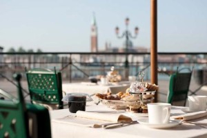 hotel-londra-palace-outside-restaurant