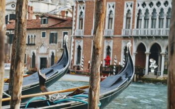 Tips for how to ride a gondola in Venice